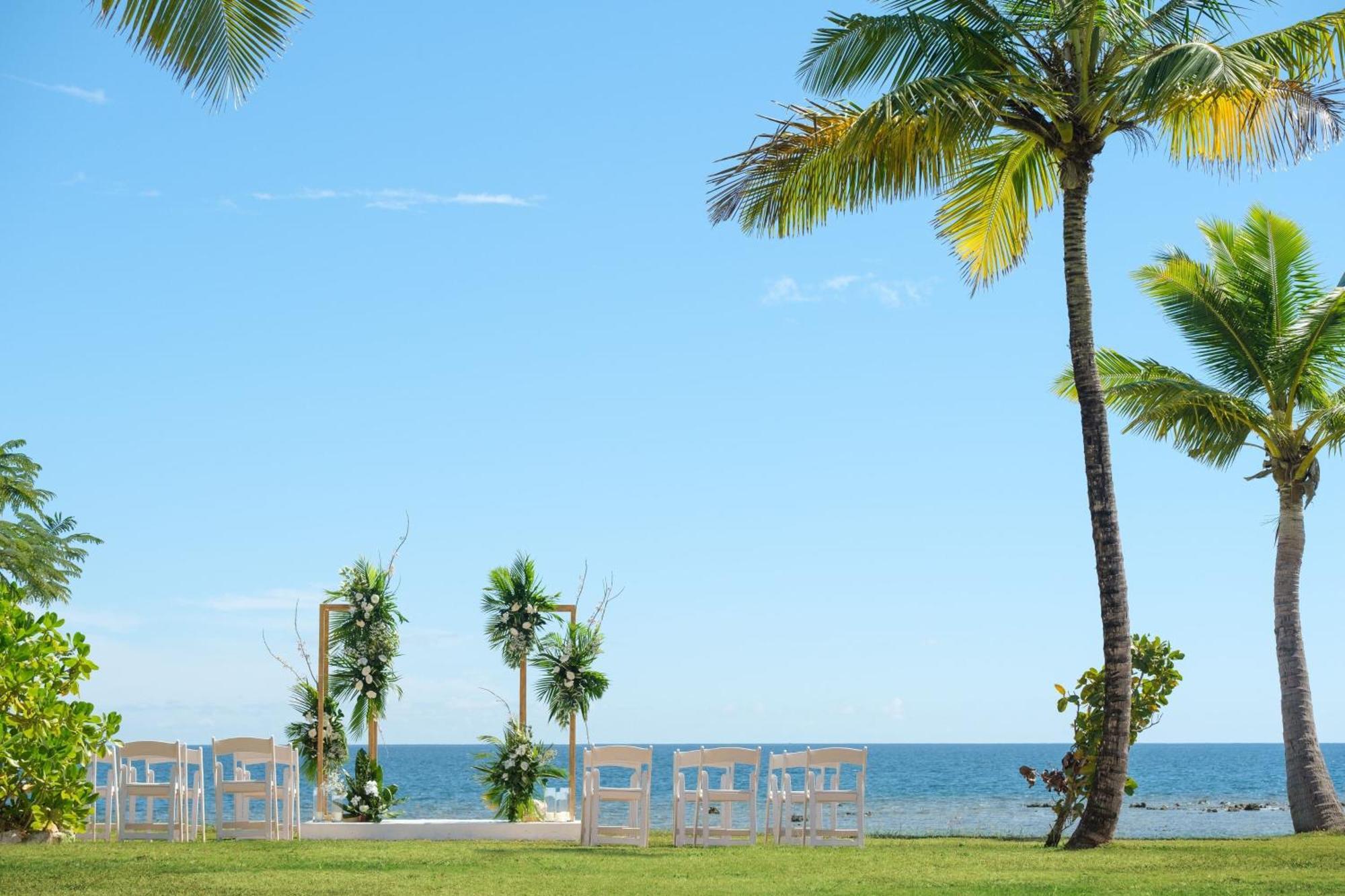 Fiji Marriott Resort Momi Bay Εξωτερικό φωτογραφία A beach wedding in Fiji