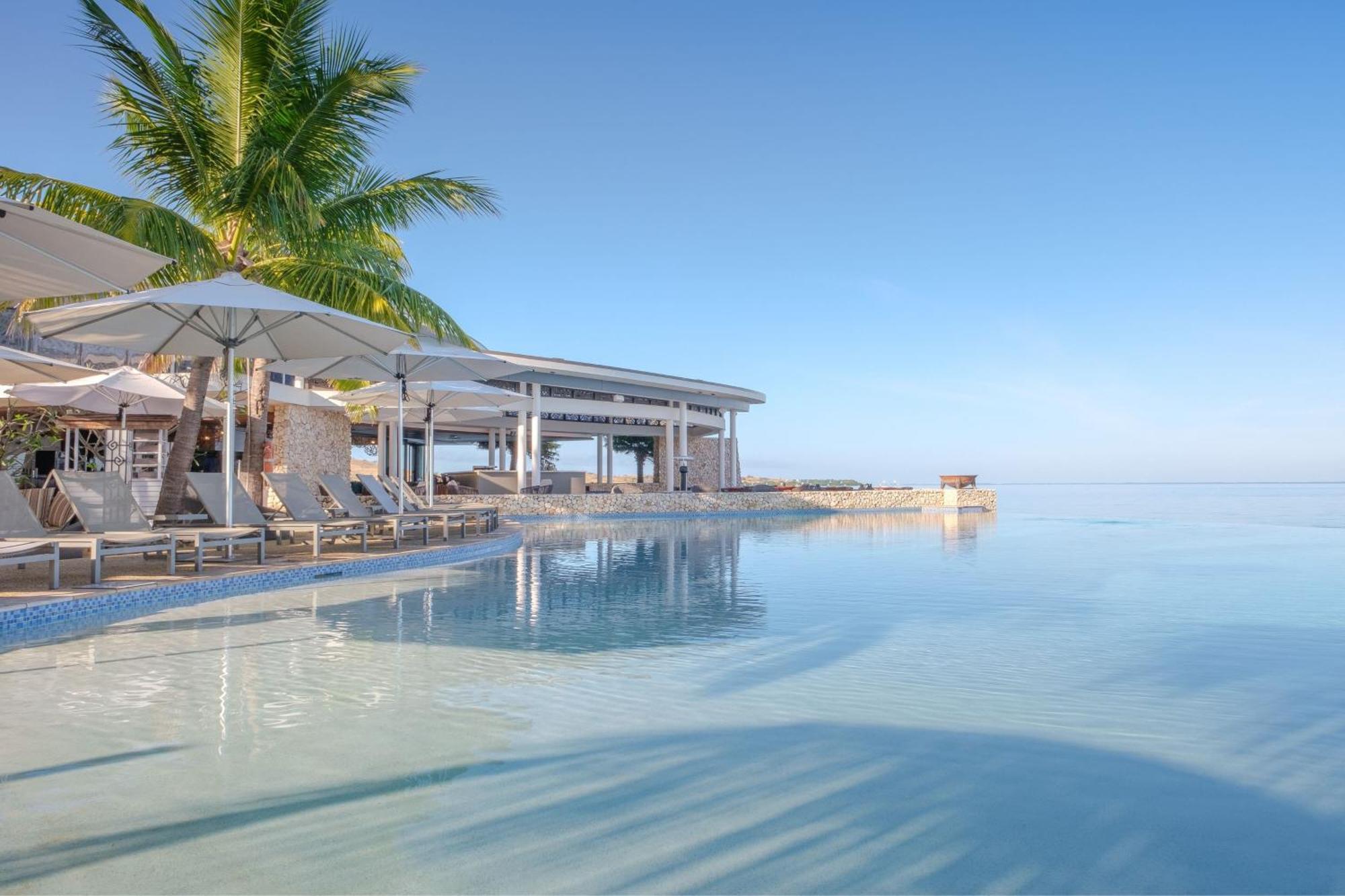 Fiji Marriott Resort Momi Bay Εξωτερικό φωτογραφία Infinity pool at the resort