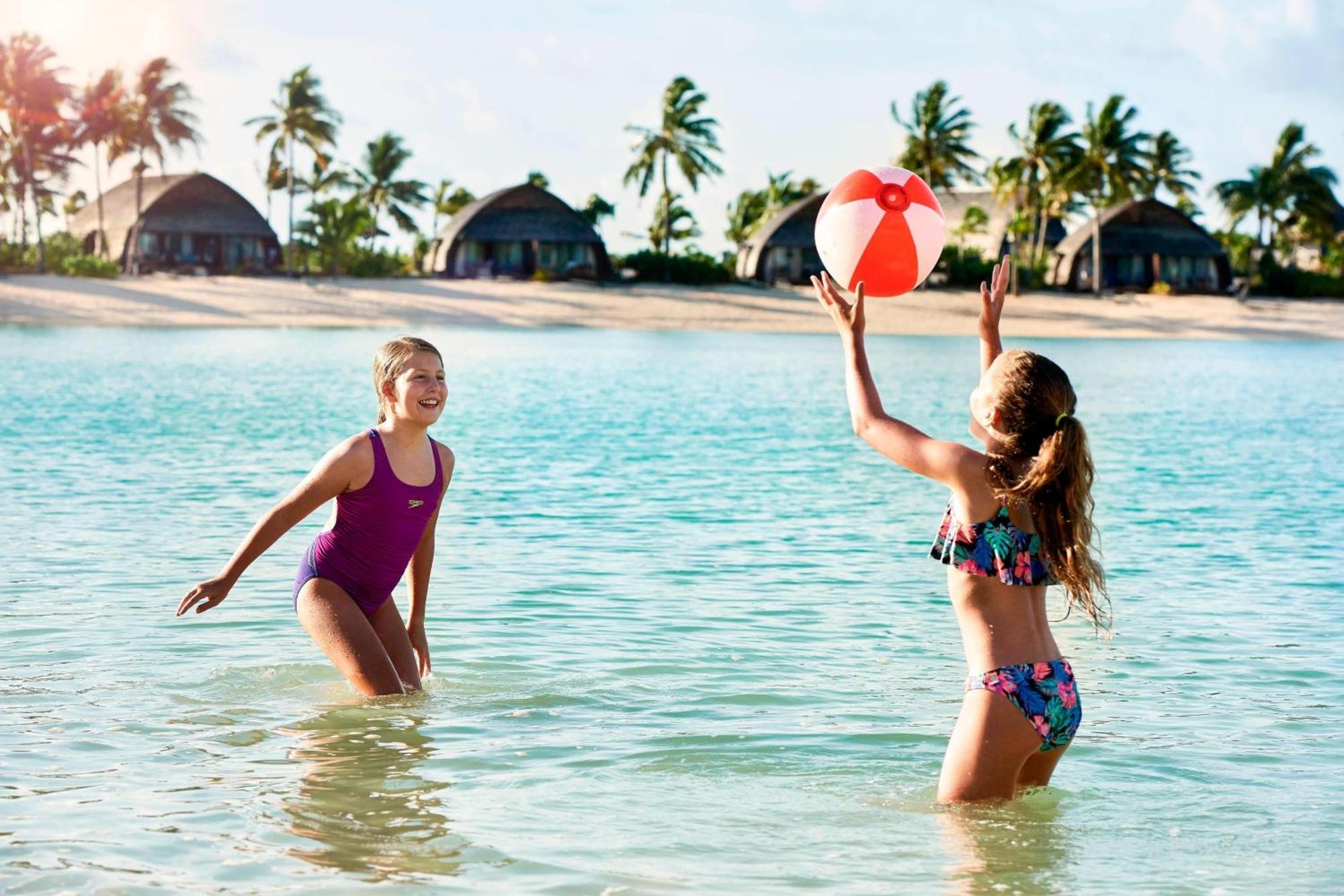 Fiji Marriott Resort Momi Bay Εξωτερικό φωτογραφία Two girls playing with a beach ball