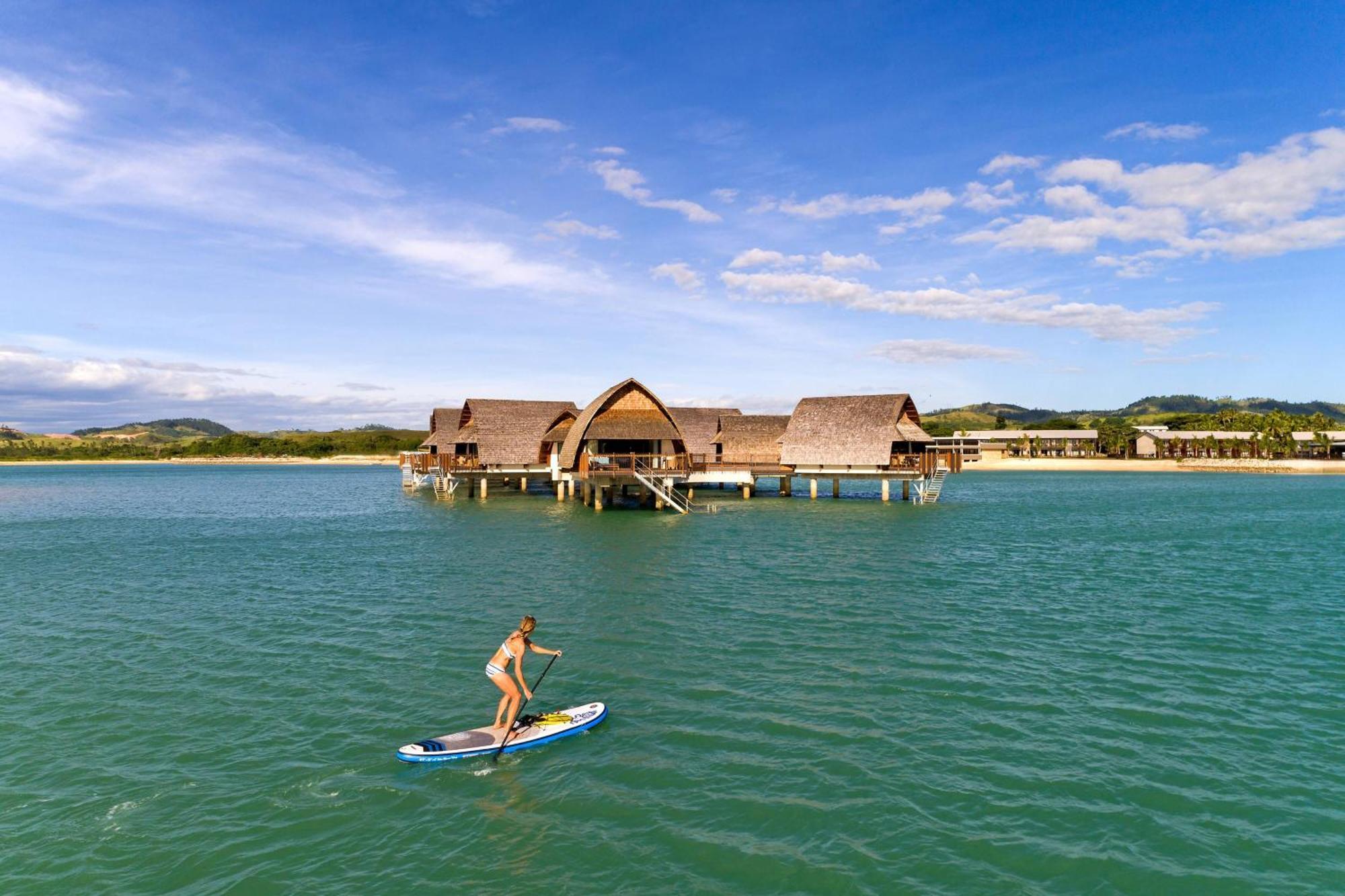 Fiji Marriott Resort Momi Bay Εξωτερικό φωτογραφία The resort's overwater bungalows