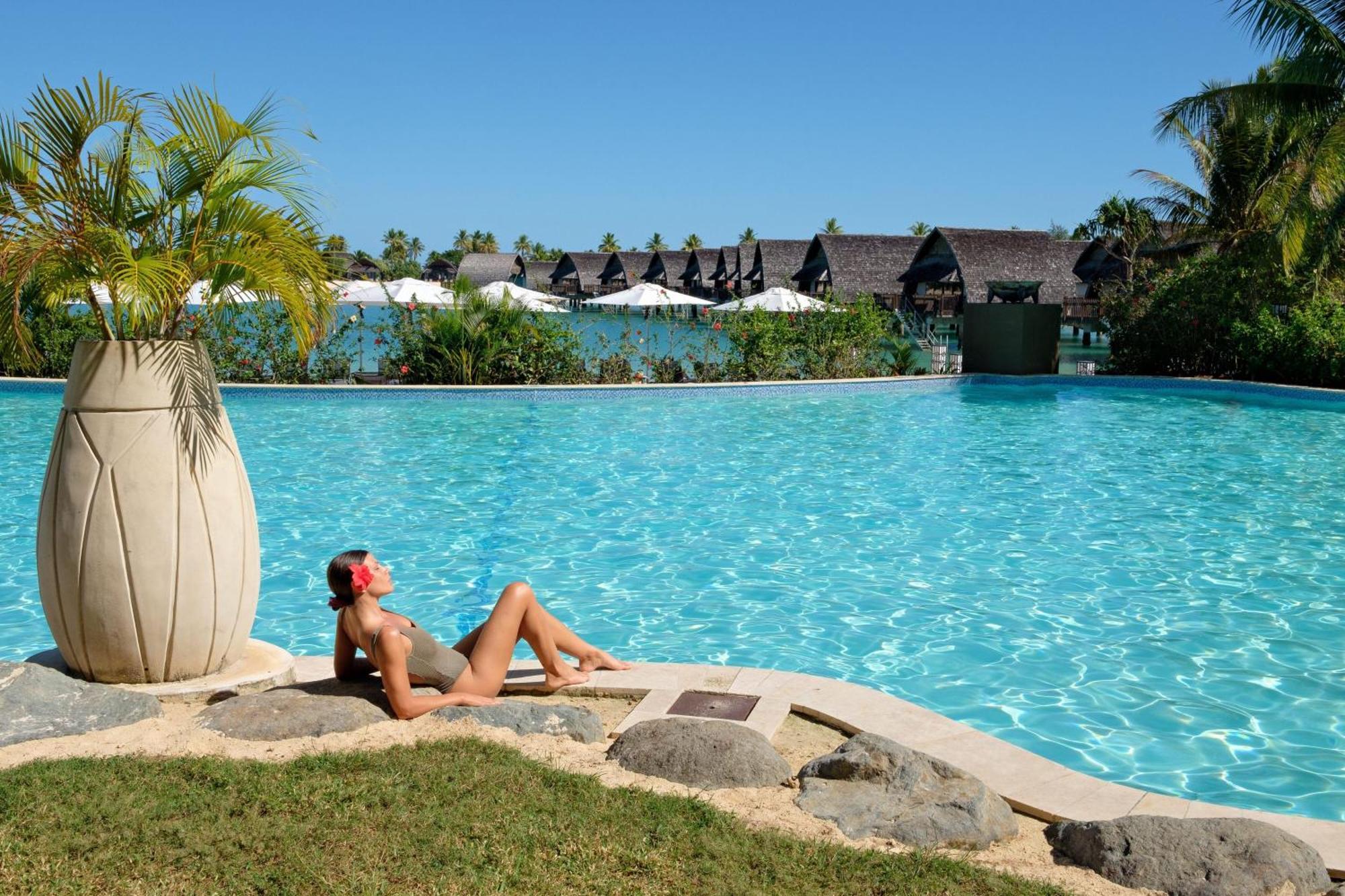 Fiji Marriott Resort Momi Bay Εξωτερικό φωτογραφία A woman sunbathing at a resort in Fiji
