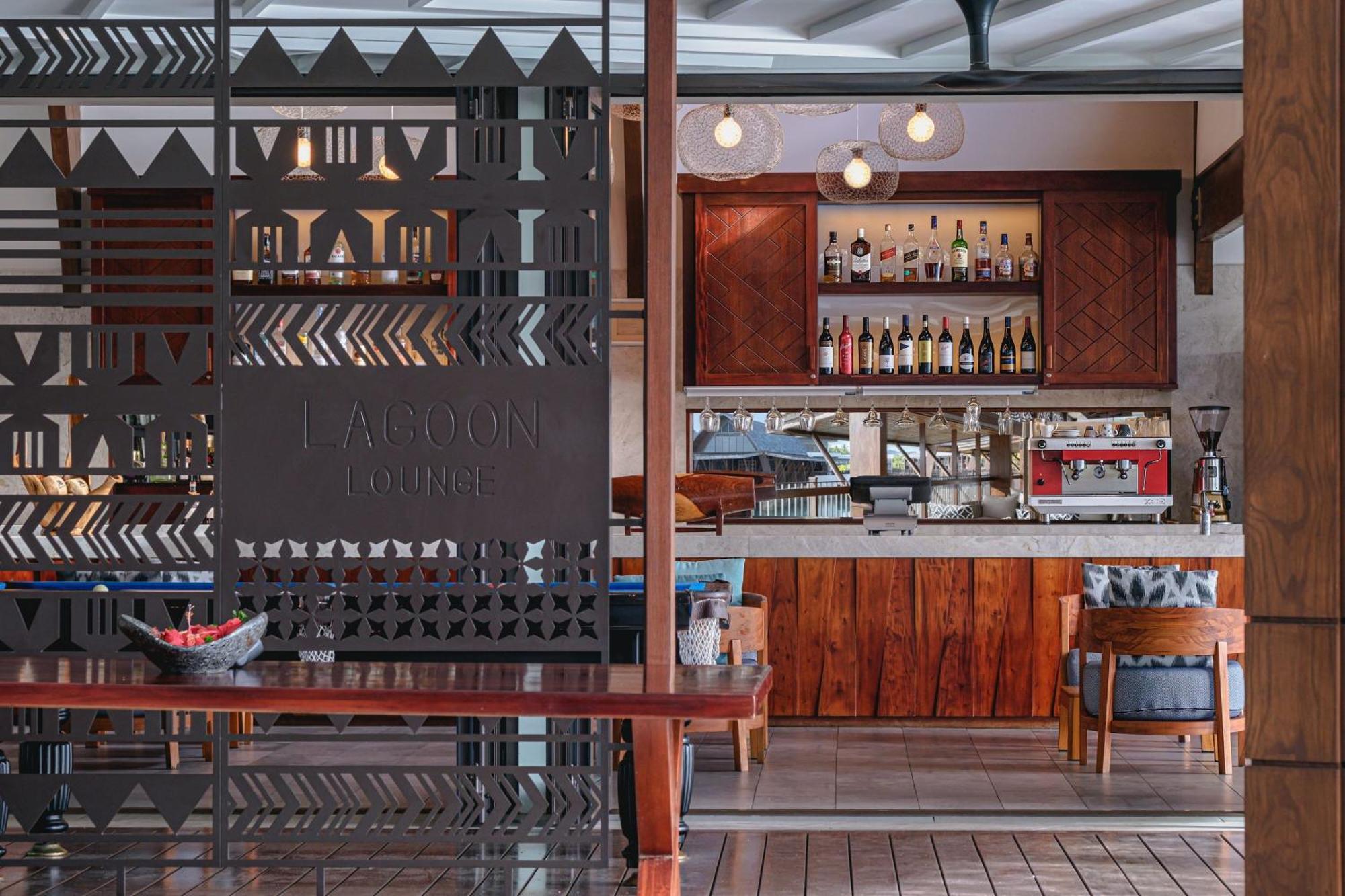 Fiji Marriott Resort Momi Bay Εξωτερικό φωτογραφία The bar at the restaurant