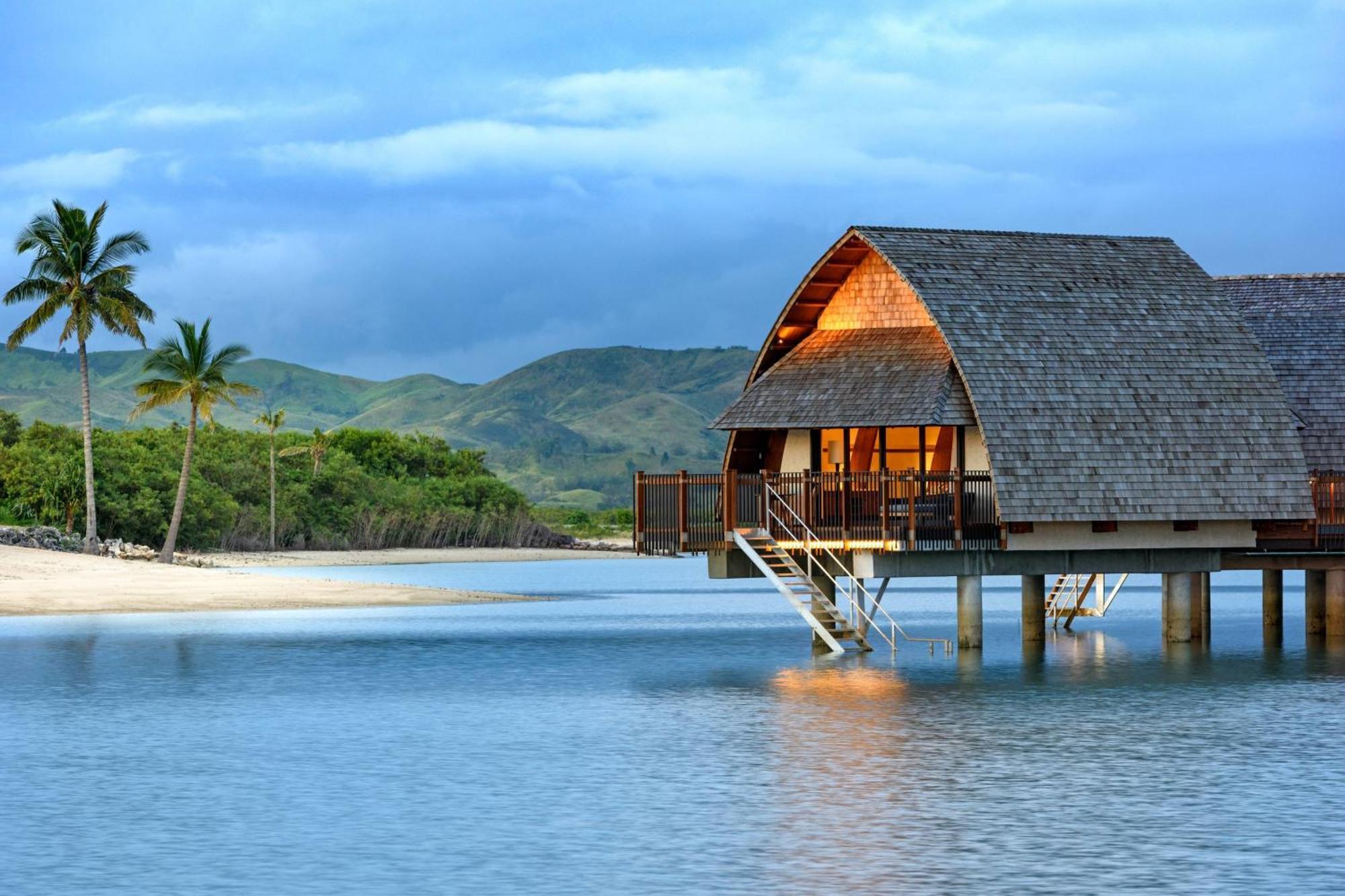 Fiji Marriott Resort Momi Bay Εξωτερικό φωτογραφία Overwater bungalow at the resort
