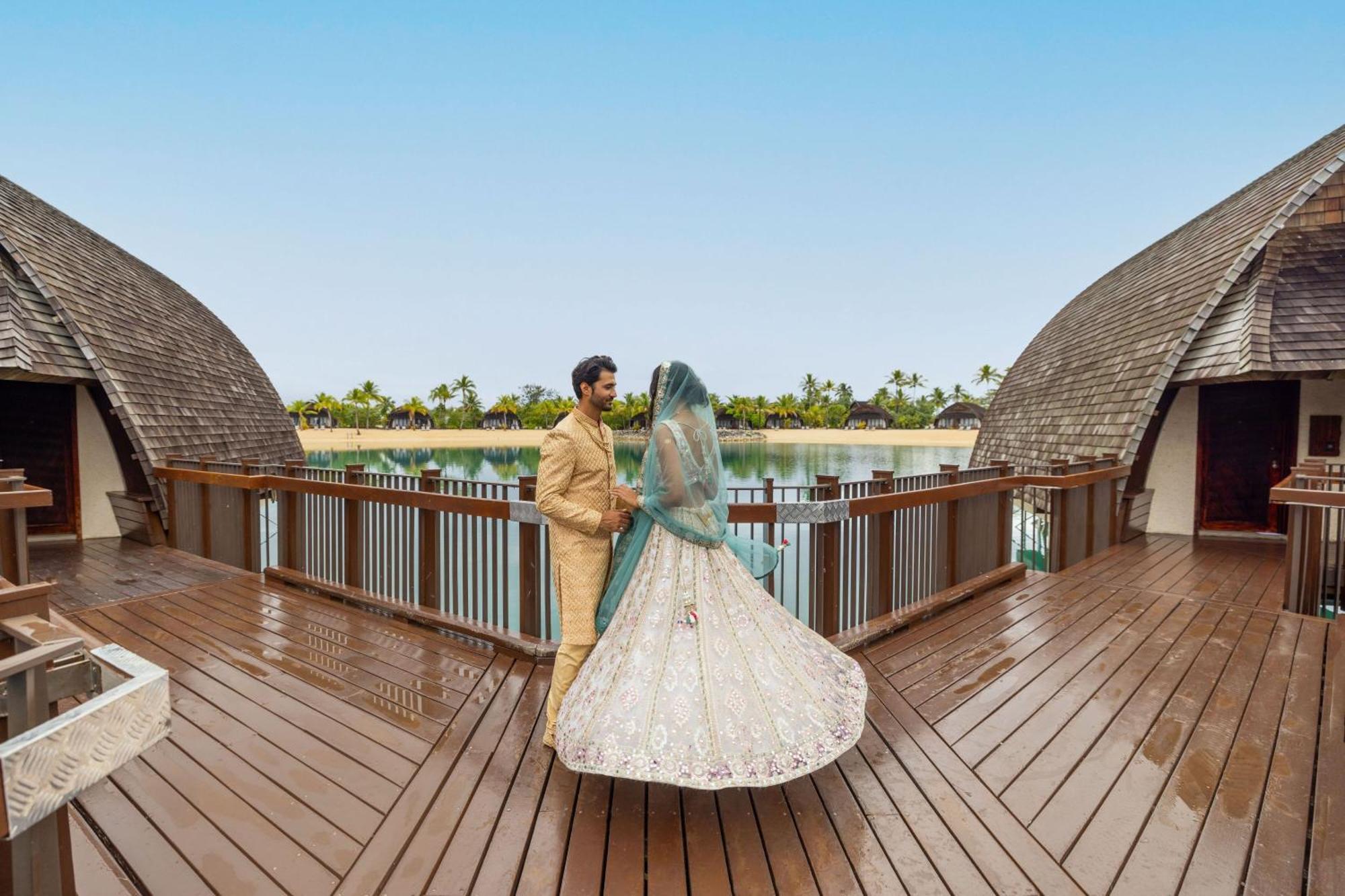 Fiji Marriott Resort Momi Bay Εξωτερικό φωτογραφία A couple at the Oberoi Beach Resort, Dubai