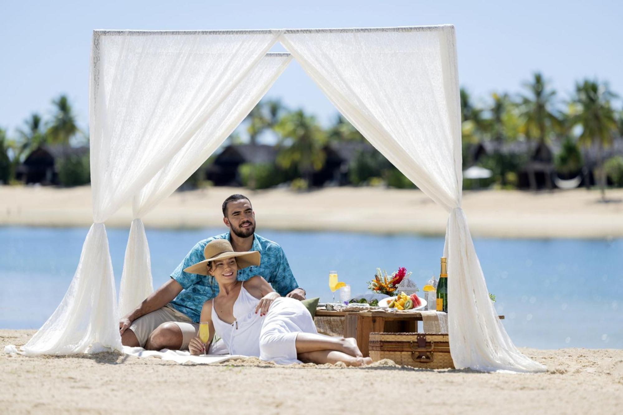 Fiji Marriott Resort Momi Bay Εξωτερικό φωτογραφία A couple on a picnic